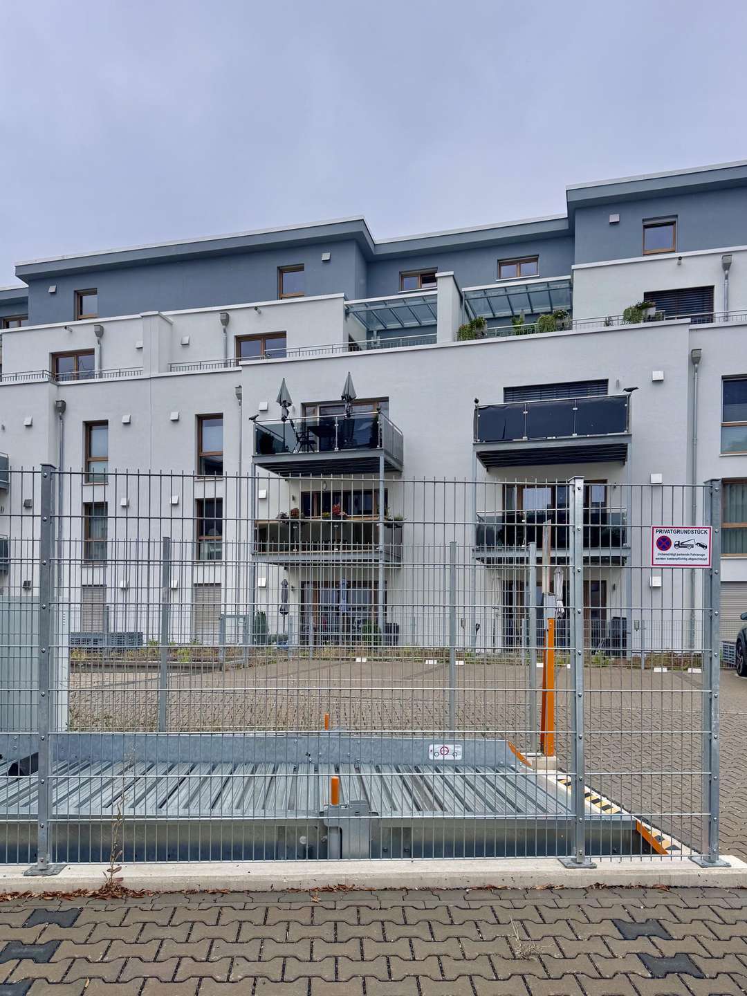 PKW-Stellplatz im Doppelparker (&uuml;berdacht) - MAYEN-ZENTRUM, B&auml;ckerstra&szlig;e